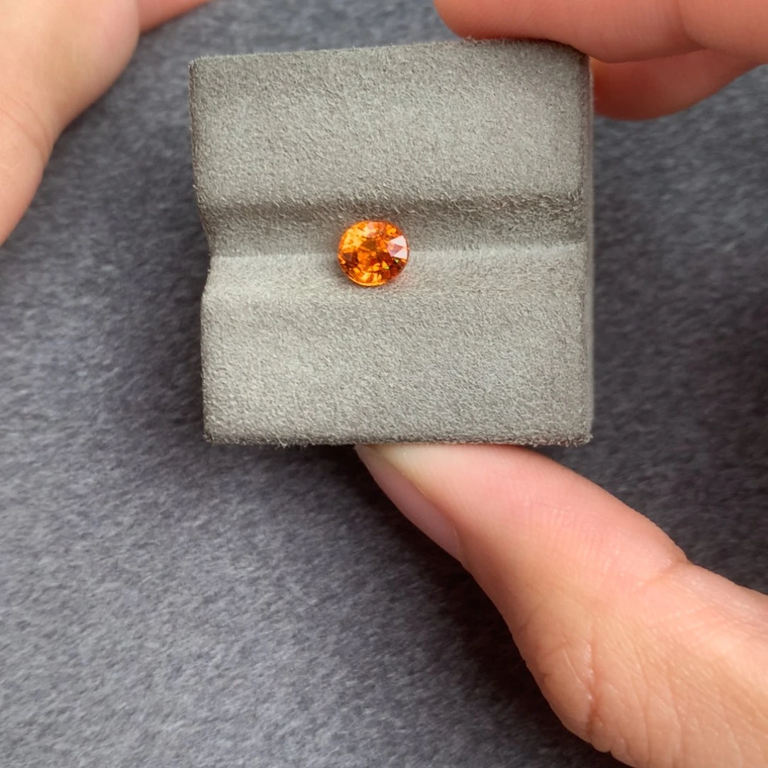 未镶嵌1.12ct石榴石（芬达石）看***落
