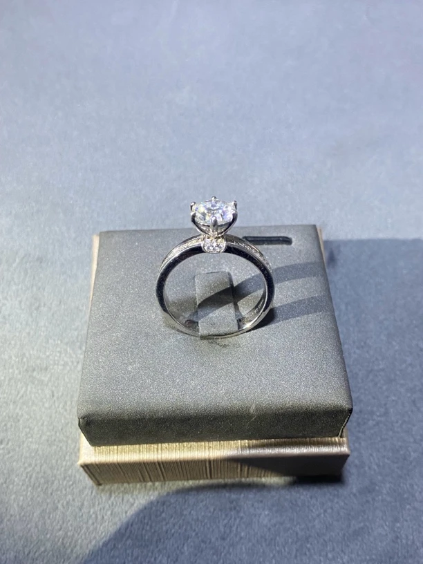 【钻注一生】 奢华女戒许愿池2.0ct