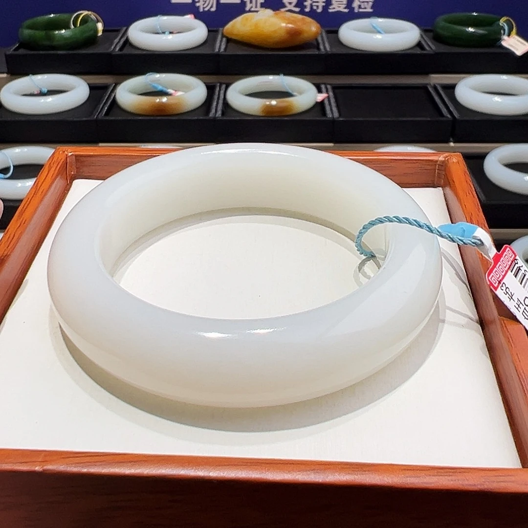 夕***言和田玉未镶嵌手镯