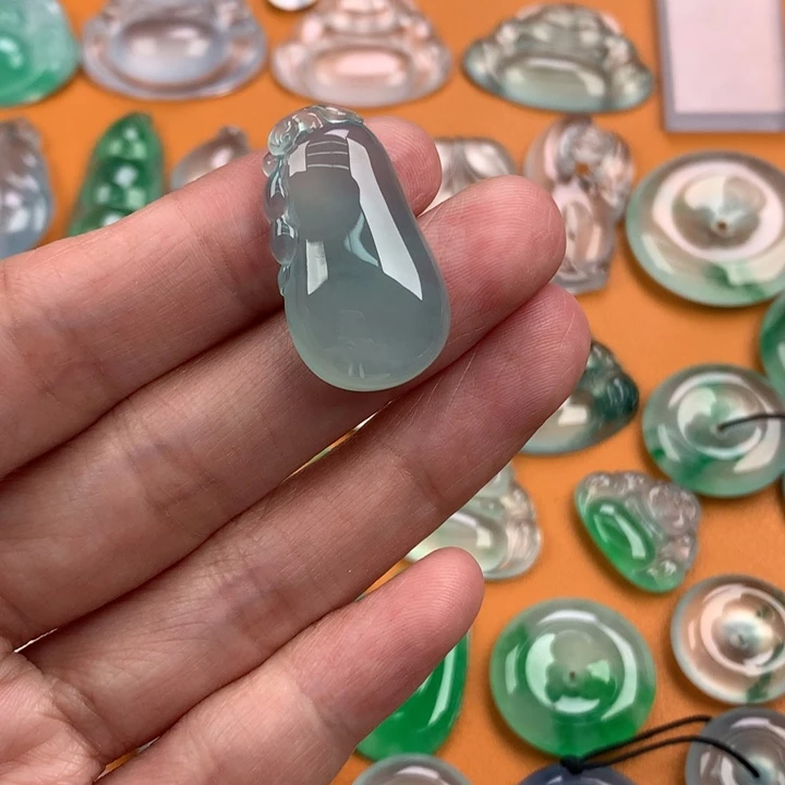 翡翠挂件未镶嵌…..