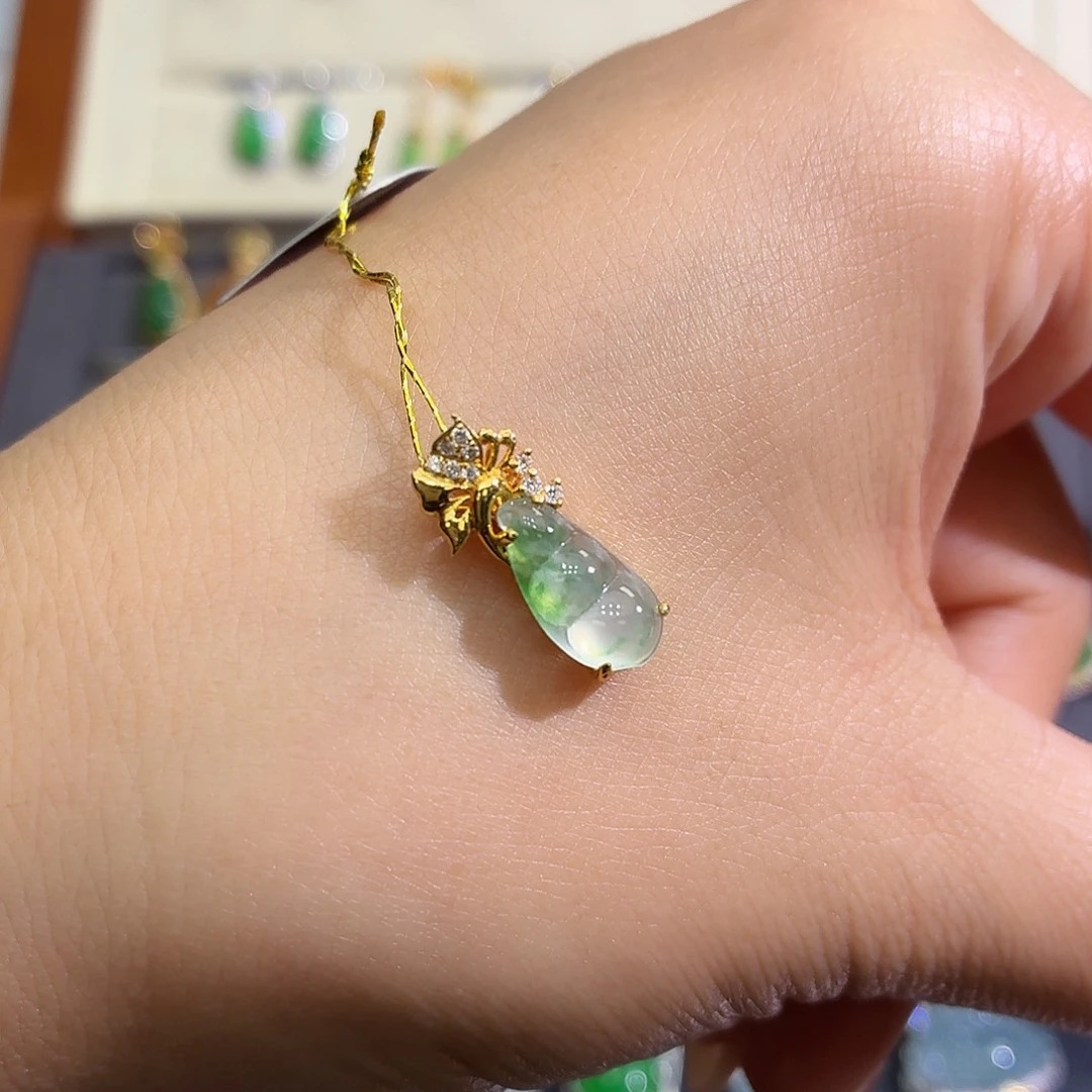 翡翠18K金镶嵌颈饰