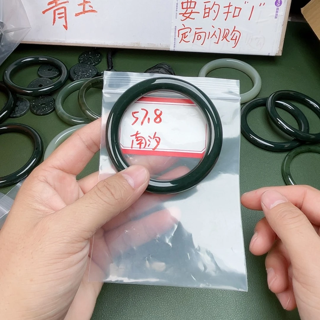 南****和田玉未镶嵌手镯