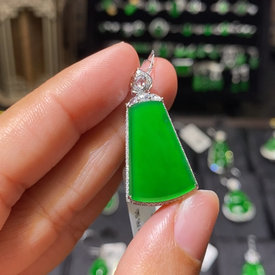 颈饰18K金镶嵌翡翠无事牌吊坠