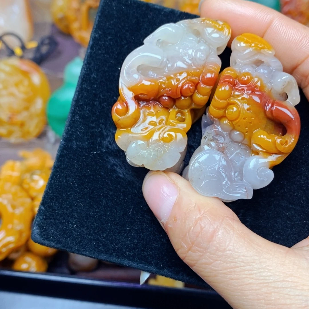石英质玉（黄龙玉）未镶嵌颈饰