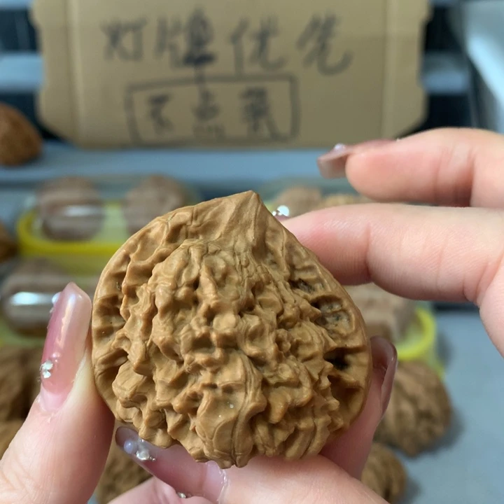 泛***。文玩核桃吊坠异形单只，有瑕疵
