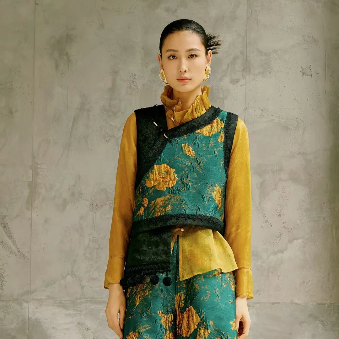 朱总原创设计新中式浮雕花马夹女士2025国风减龄马甲背心3C156