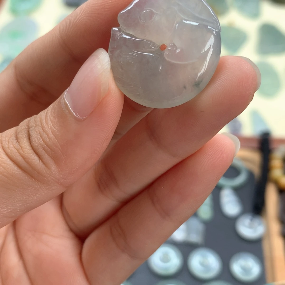 翡翠未镶嵌颈饰兔子