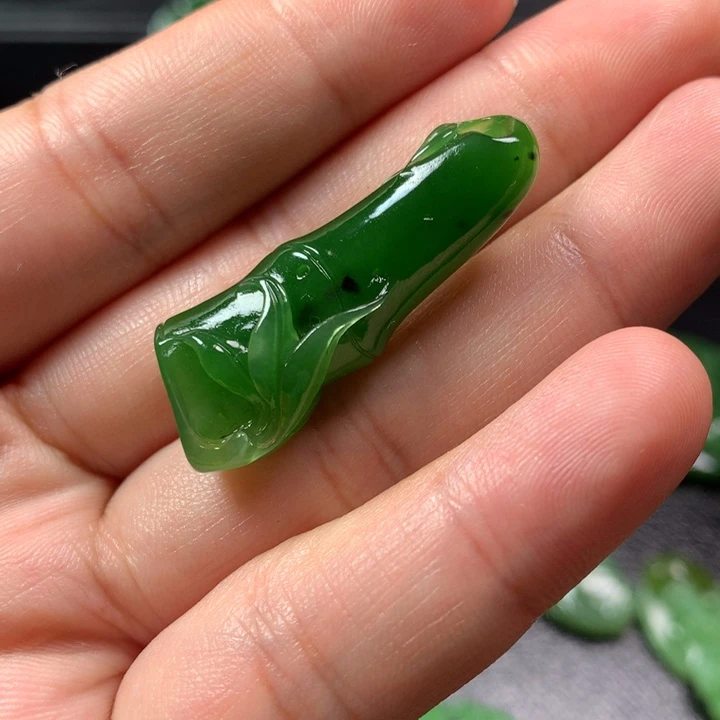 小****和田玉未镶嵌颈饰
