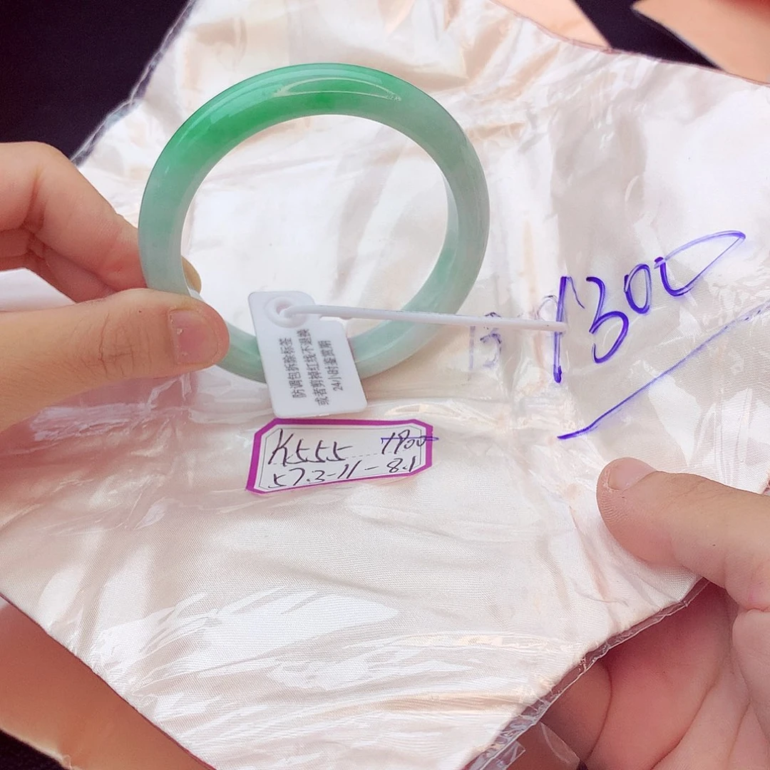 翡翠手镯未镶嵌翡翠