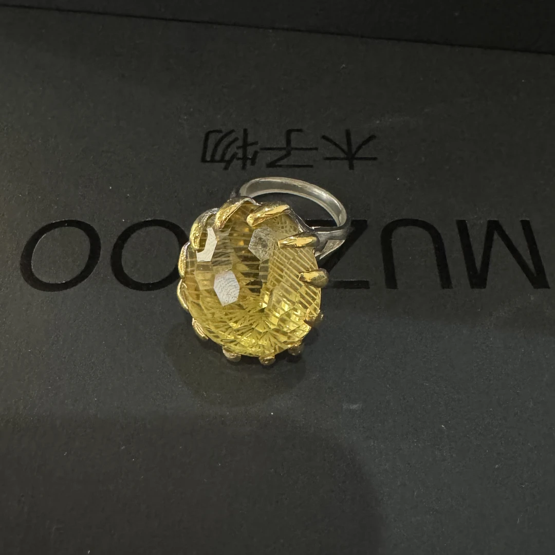 925银戒指 木子物·海外系列s925银大颗双面切割重工天然小黄戒指