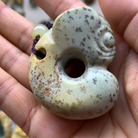 【闪购商品】未镶嵌岫岩河磨玉（透闪石质玉）把件