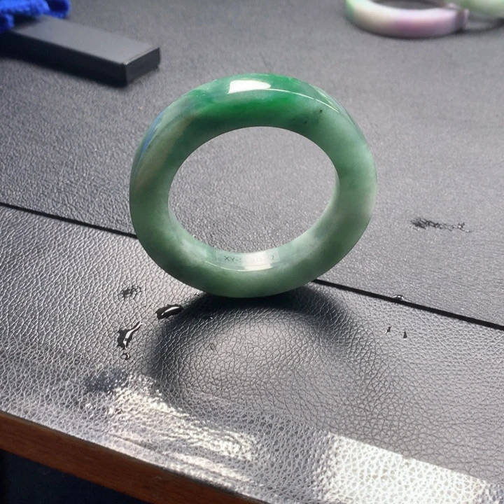 定制翡翠未镶嵌手镯