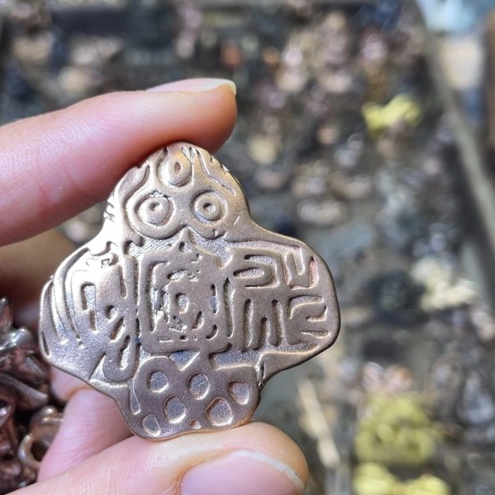 加银款压印大鹏鸟