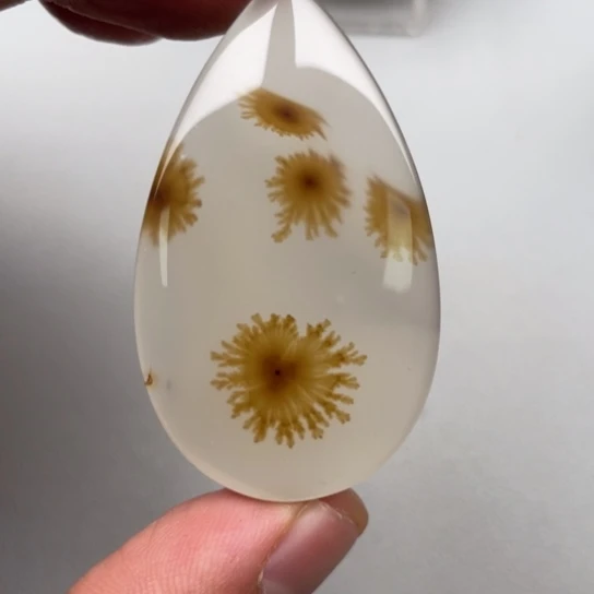 玛瑙/玉髓颈饰未镶嵌田**?