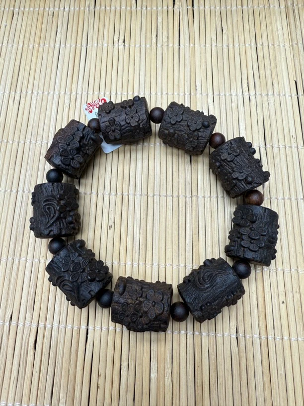 073沉木雕刻手串