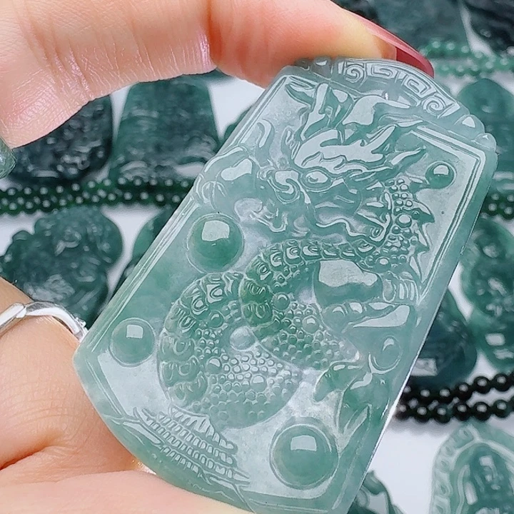 翡翠未镶嵌颈饰多样性发其一