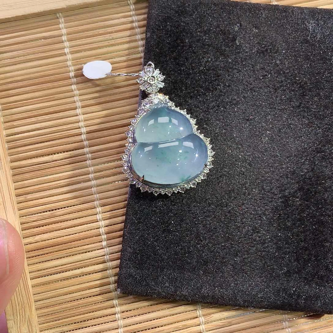 翡翠18K金镶嵌吊坠(赠链)