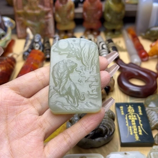 蛇纹石玉未镶嵌颈饰