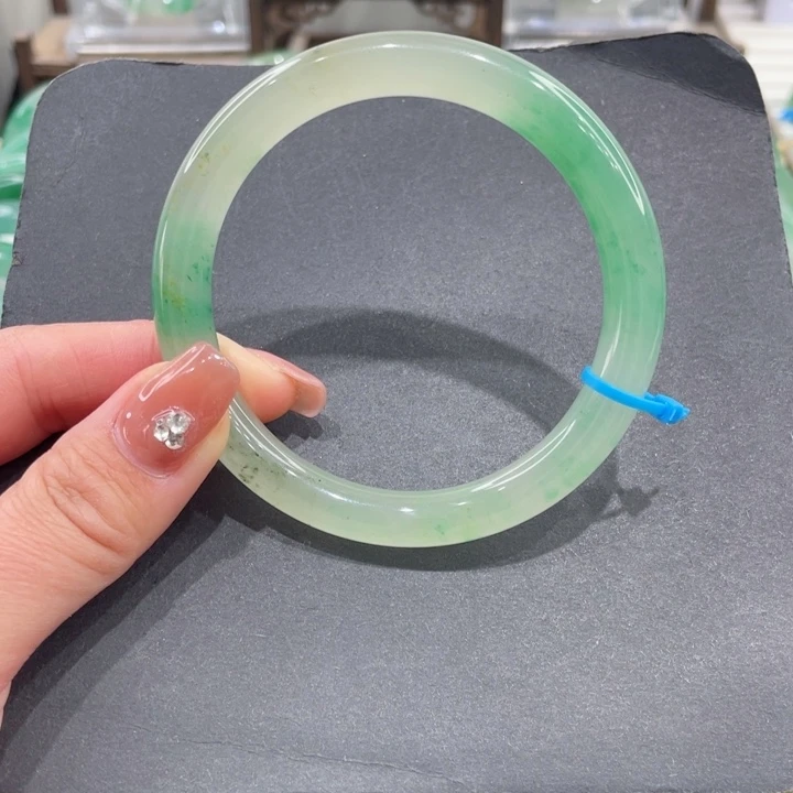 未镶嵌手镯石英质玉