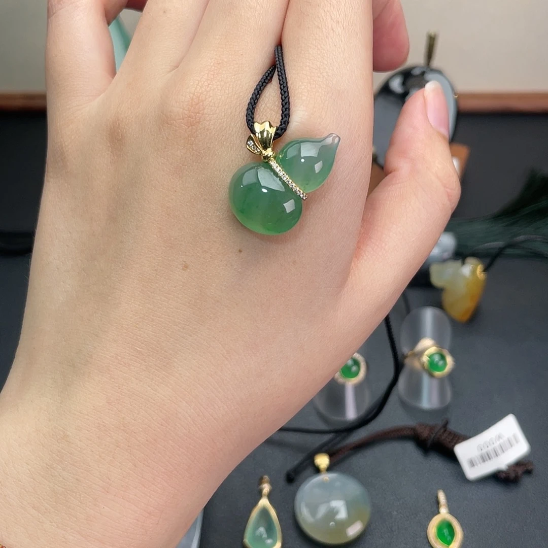 翡翠18K金镶嵌挂件逍遥葫芦