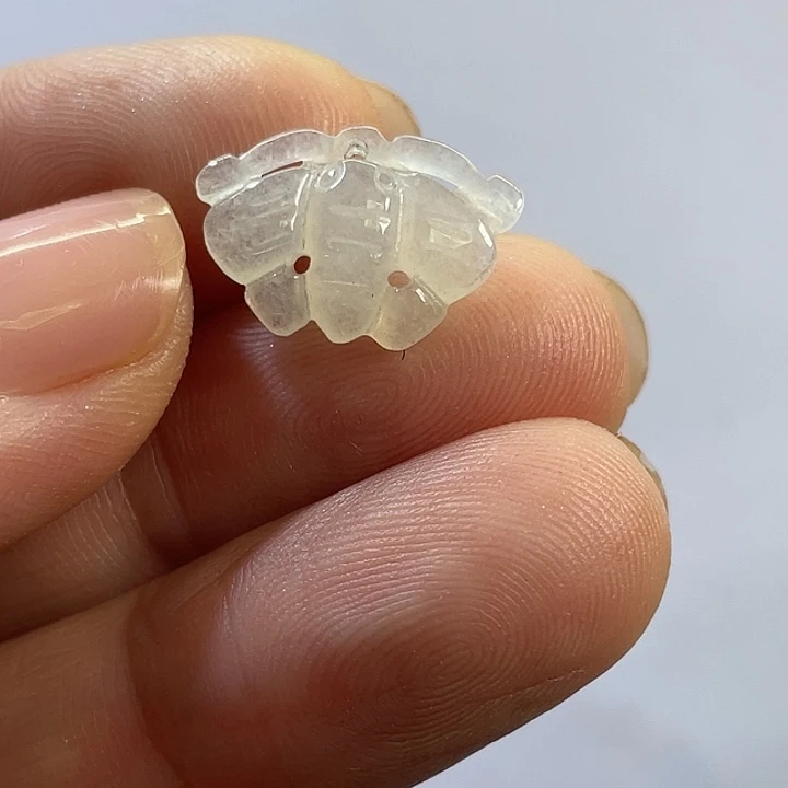 翡翠未镶嵌颈饰蝴蝶吊坠