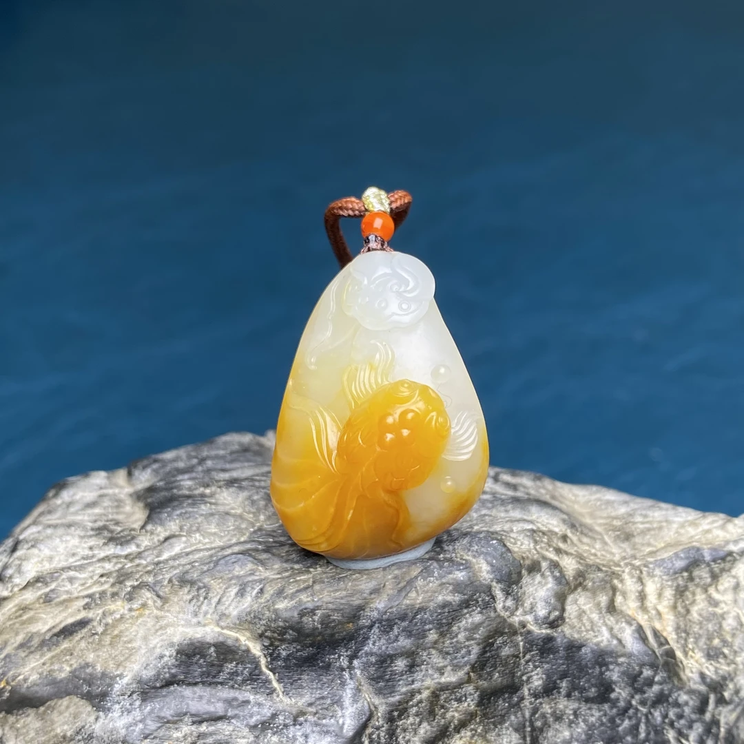 【独籽】金鱼-年年有余沁皮俏色巧雕荷塘清趣挂件上等和田玉吊坠