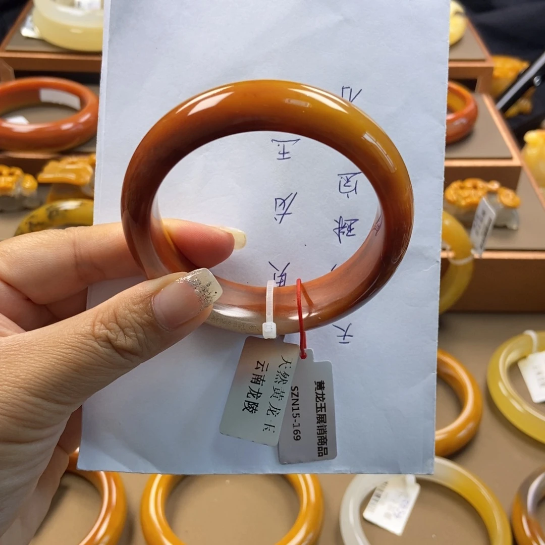 丑***怪未镶嵌石英质玉（黄龙玉）手镯H