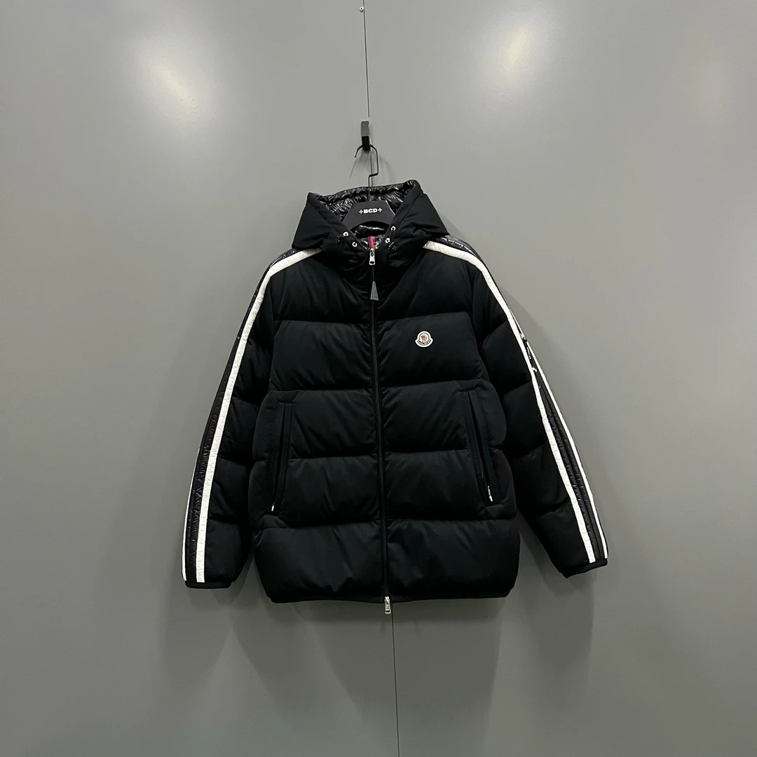 99新 MONCLER ab109 610635 黑色侧边条纹logo羽绒服 4码
