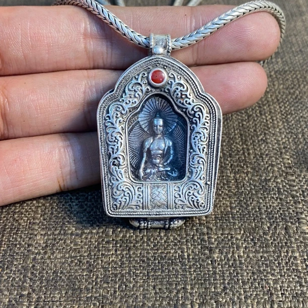 藏银释迦摩尼嘎乌盒带银链子挂件