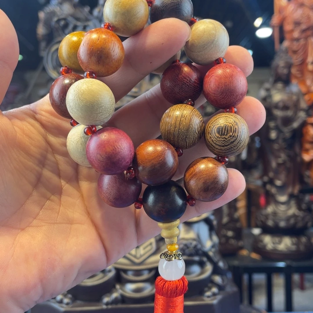 多宝手持十八颗珠子