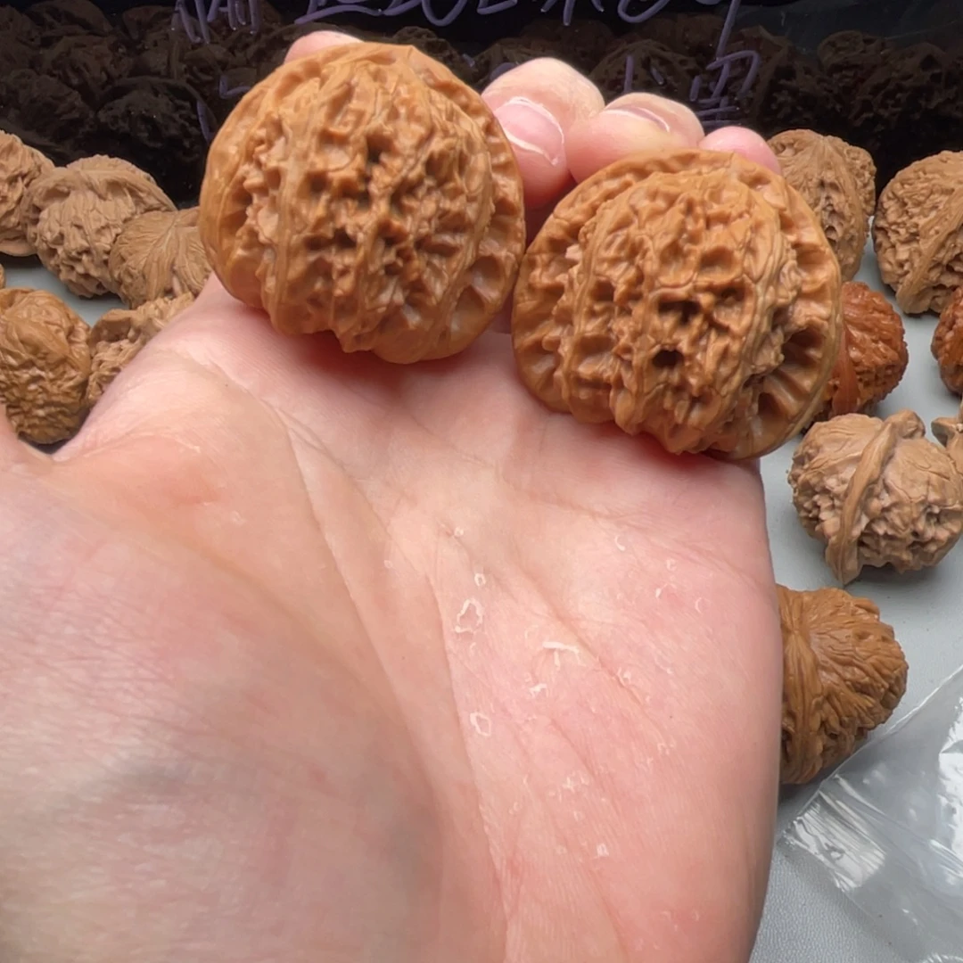 核桃把件40三角白，已经打底