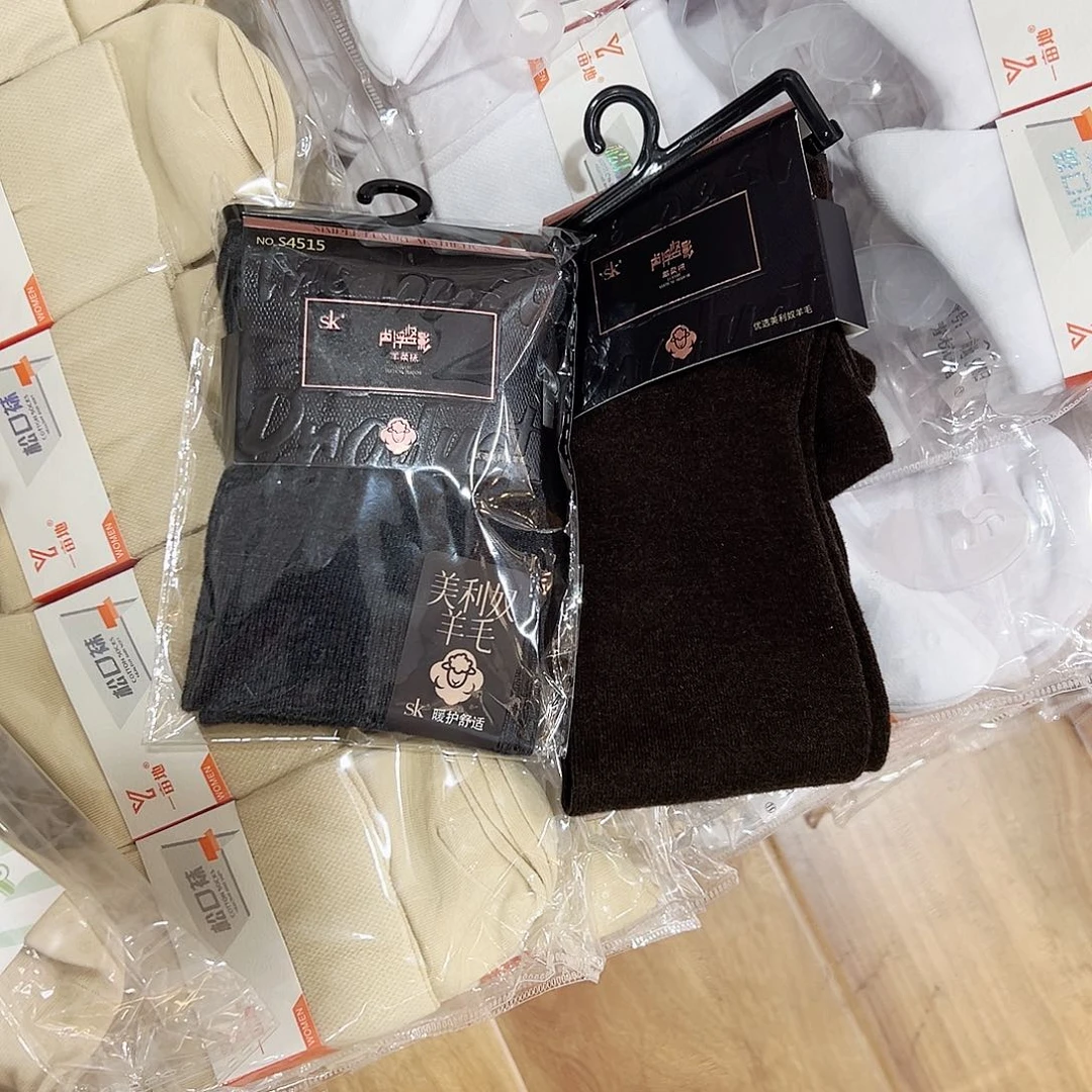 长绒棉羊毛吧，小腿的一个咖色一个深灰色