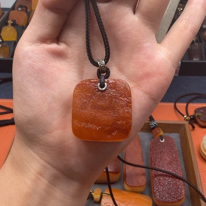 蜜蜡未镶嵌吊坠(赠链)