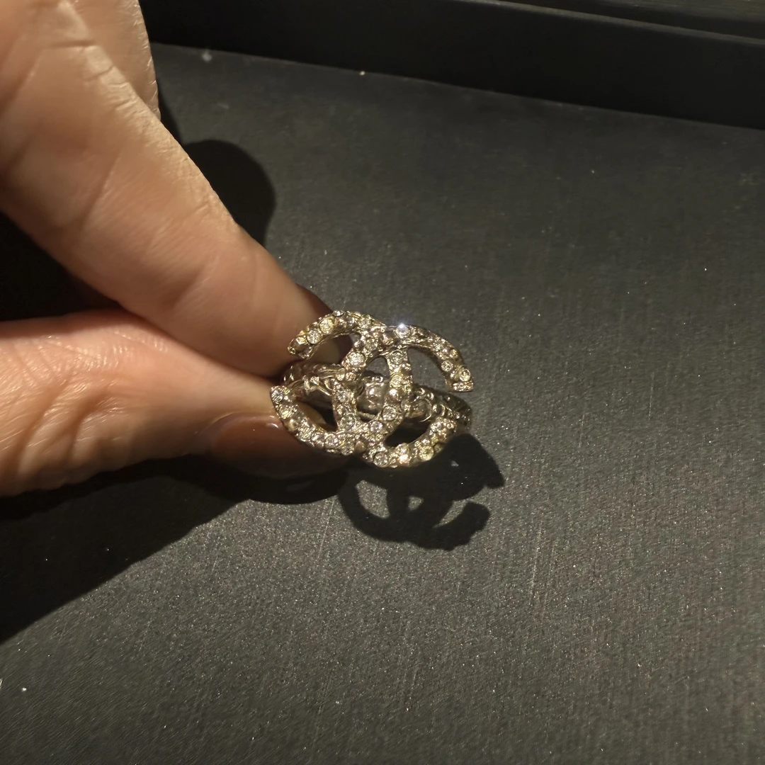 95新 Chanel/香奈儿 東区-金色logo钻石戒指/04648时尚