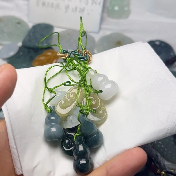 翡翠未镶嵌颈饰挂件