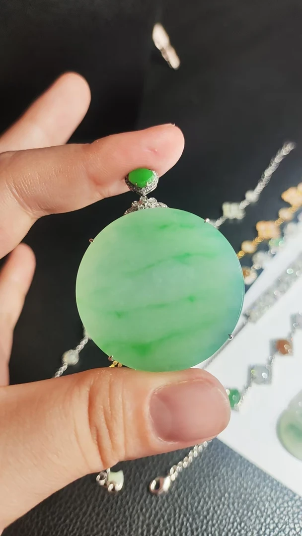 冰种飘绿圆形无事牌精品玉石翡翠