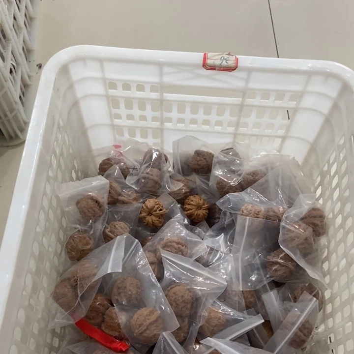 吊坠文玩核桃白狮子瑕疵