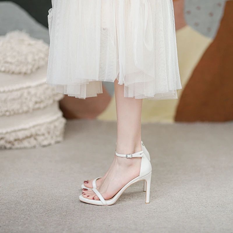 飞燕女鞋2025春夏新款白色一字带凉鞋女宴会配裙子细跟露趾高跟鞋