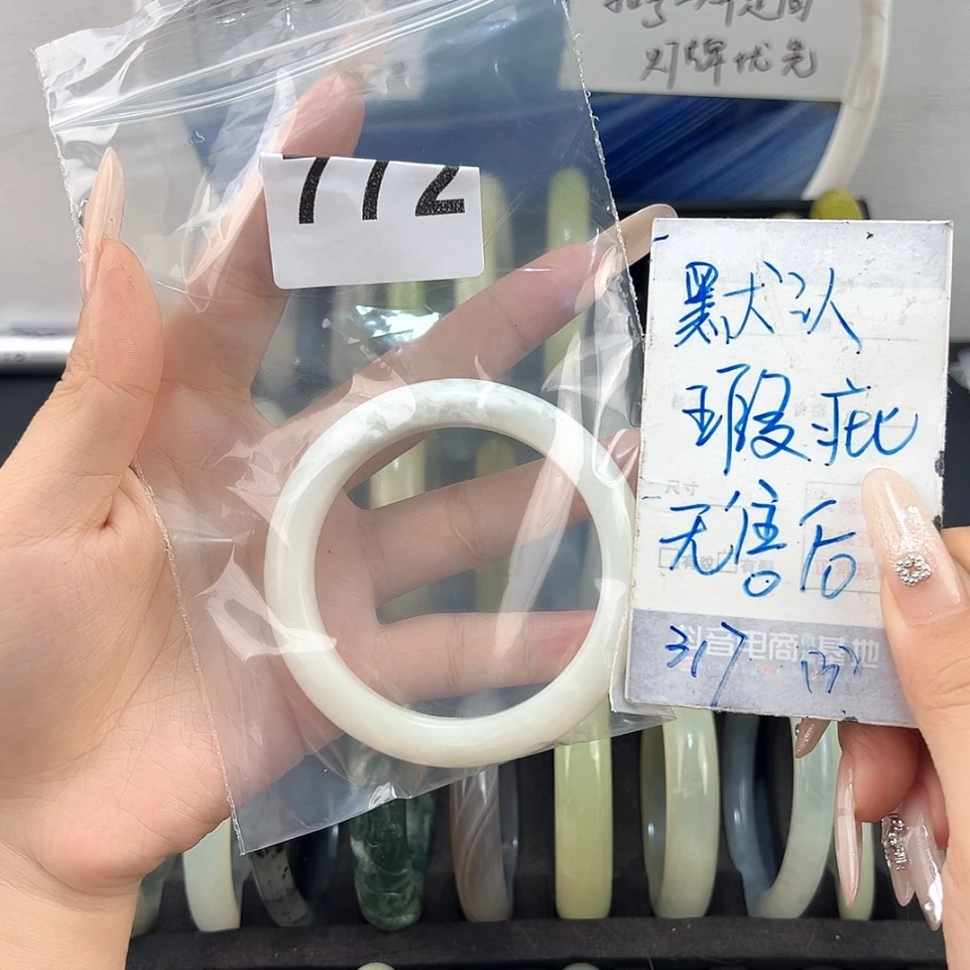 姜***小未镶嵌蛇纹石玉颈饰