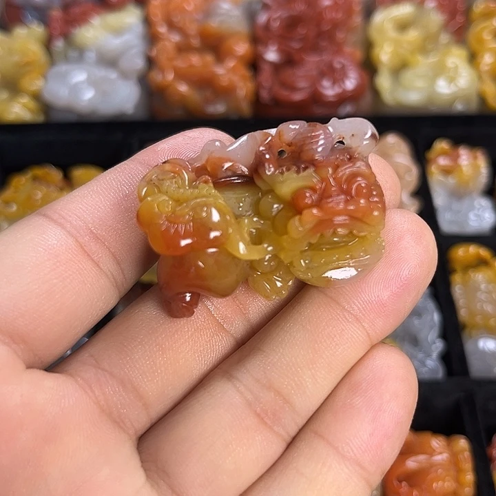 未镶嵌石英质玉（黄龙玉）颈饰