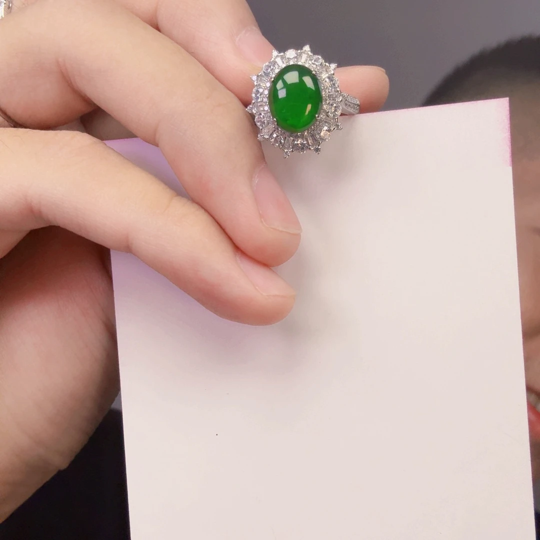 翡翠未镶嵌颈饰一件