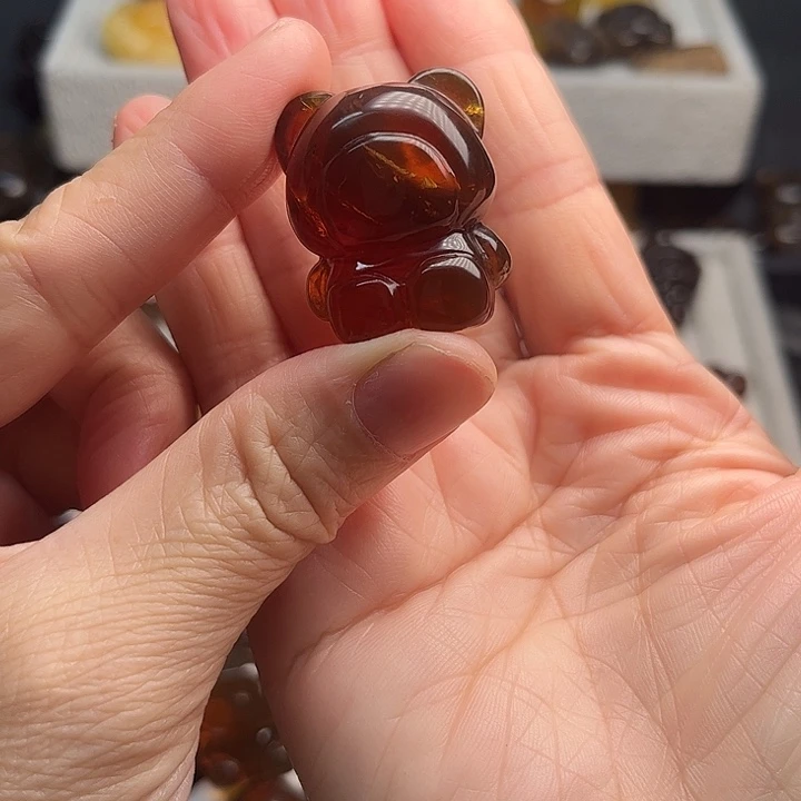 琥珀未镶嵌颈饰熊