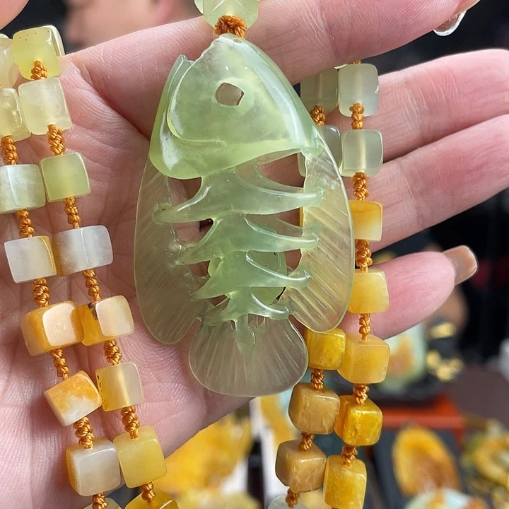 蛇纹石玉未镶嵌颈饰