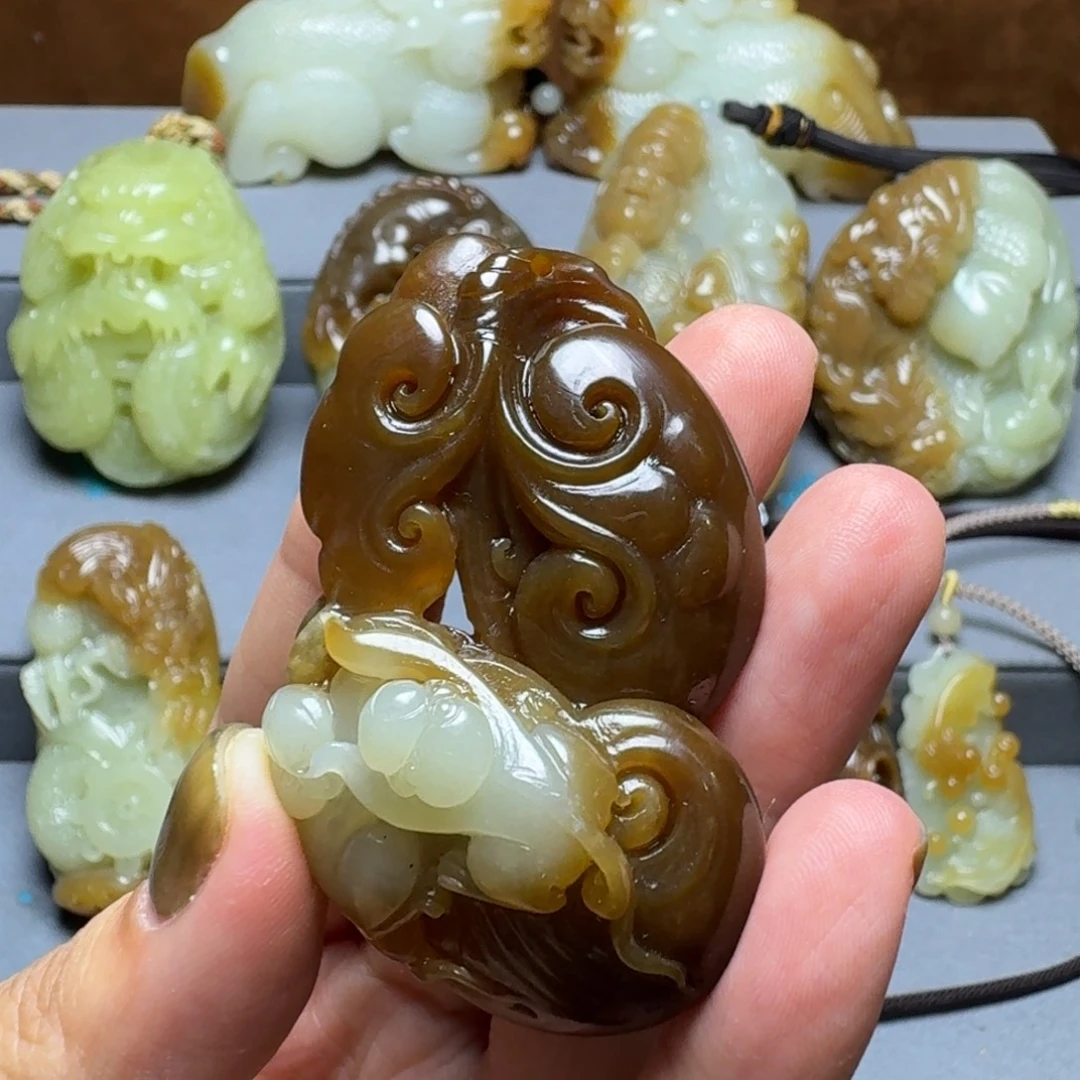 夏***里颈饰未镶嵌和田玉