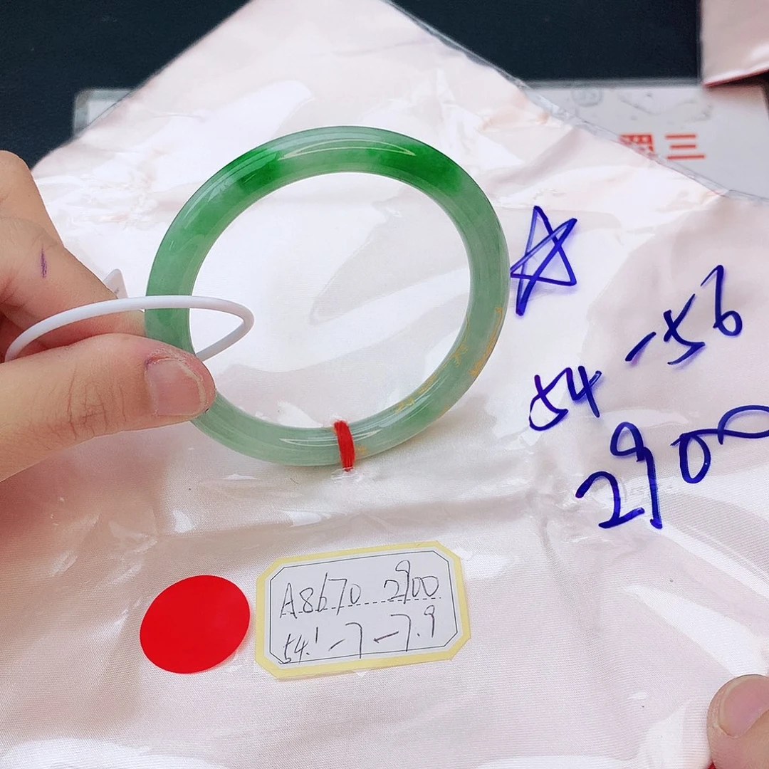 翡翠手镯未镶嵌翡翠