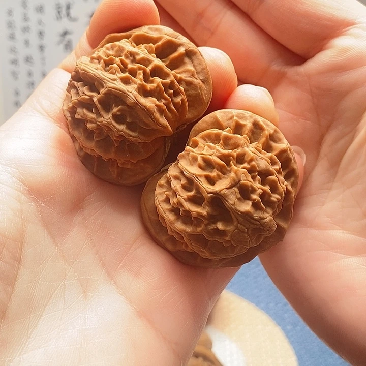 文玩核桃把件宫灯是什么颜色啊呜呜