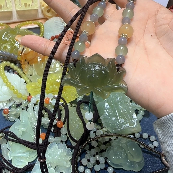 未镶嵌蛇纹石玉吊坠