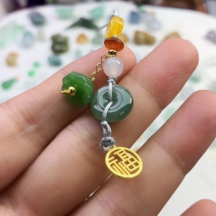 翡翠未镶嵌颈饰福字