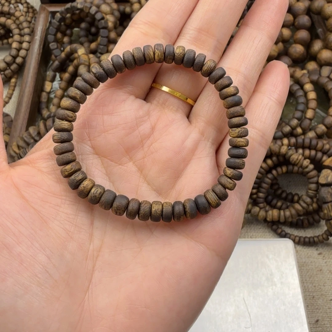 东***东沉香碎屑奇楠0.6厚片珠