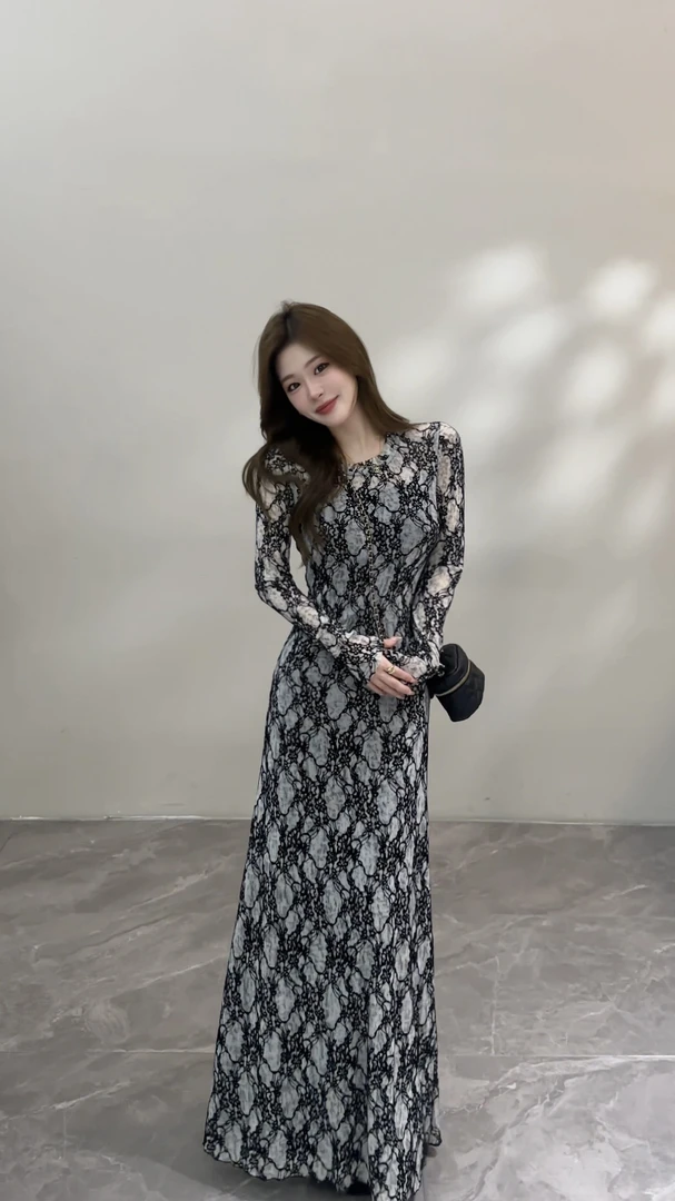 【宥妍】 复古秋冬长袖加厚短裙修身连衣裙蕾丝设计感女装DT1701